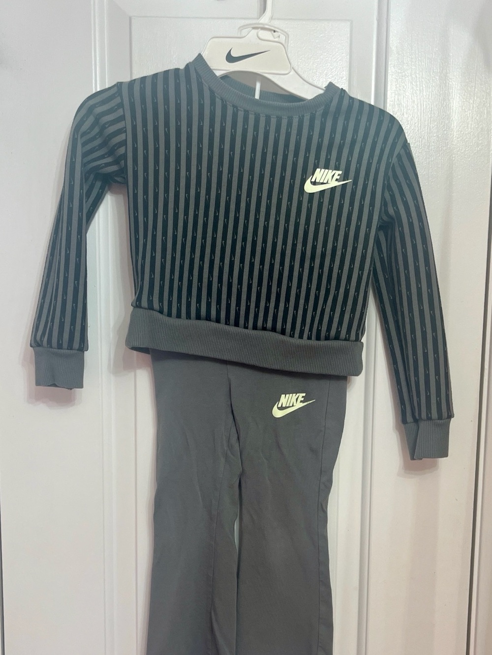 Nike Set flare pants w crop long sleeve 4t